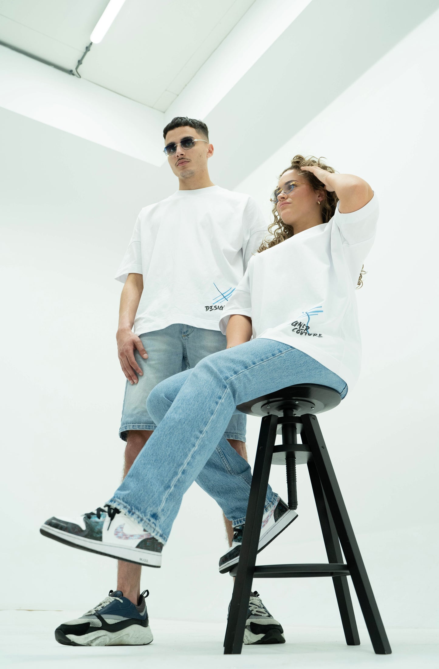 Oversized white t-shirt with black Eiffeltower detail