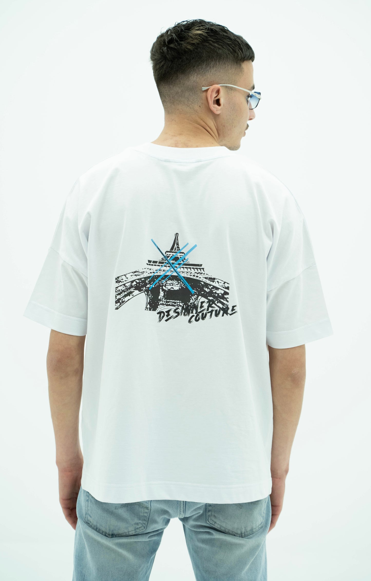 Oversized white t-shirt with black Eiffeltower detail