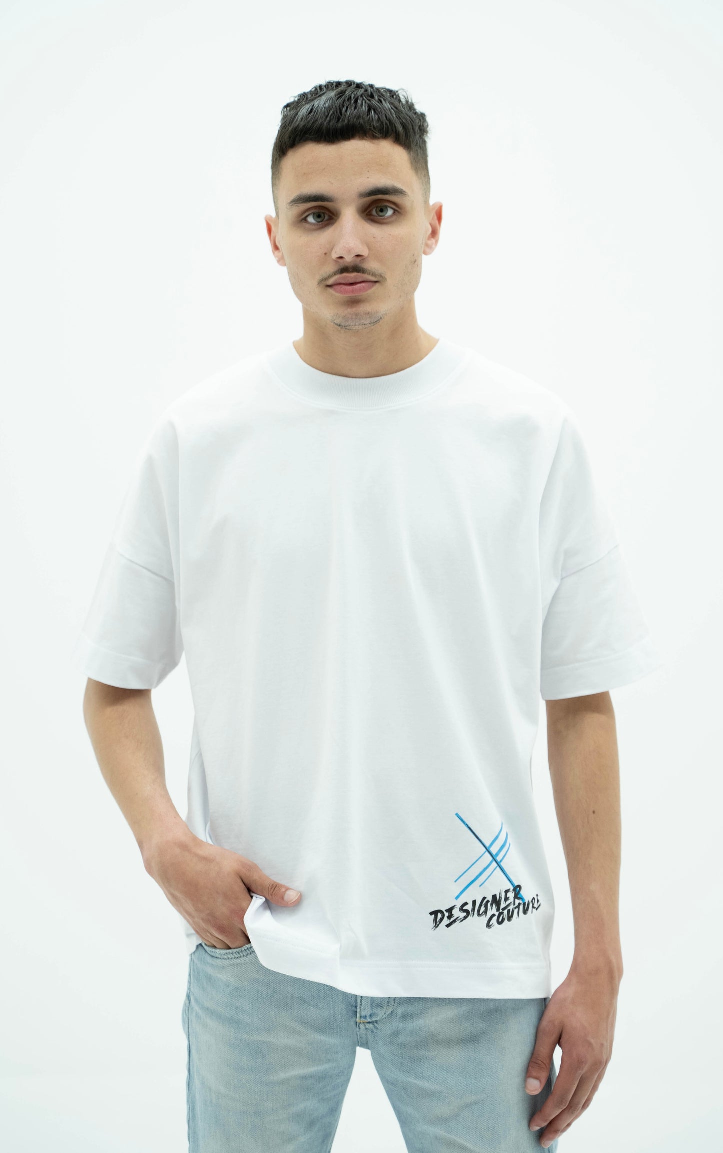 Oversized white t-shirt with black Eiffeltower detail