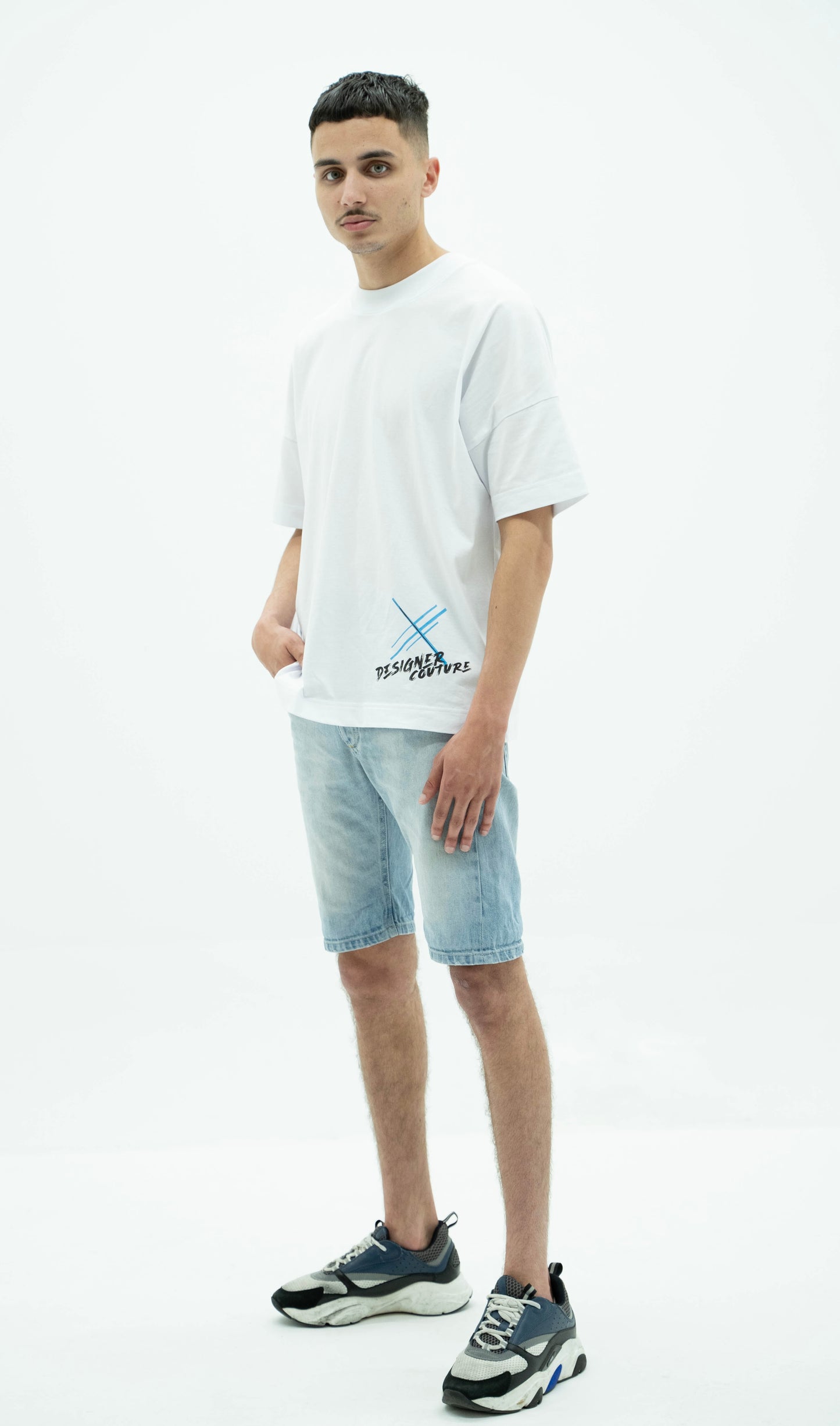 Oversized white t-shirt with black Eiffeltower detail
